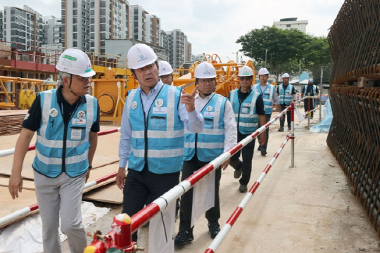 대우건설 백정완(왼쪽 두번째) 사장이 싱가포르 서부 주롱지역에 위치한 J109 현장을 방문해 시찰하고 있다. <대우건설 제공>